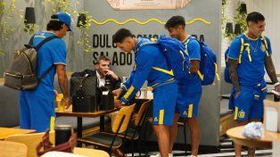 Los futbolistas de Central en la previa del viaje a Paraguay. Casi todos fueron requeridos por los hinchas que estaban en el aeropuerto.