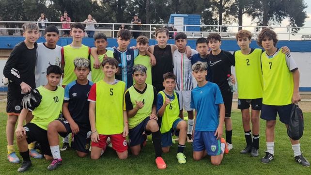 Hay equipo. Los jugadores de la Rosarina posaron para la foto en la previa del viaje a Reconquista en busca del título santafesino.