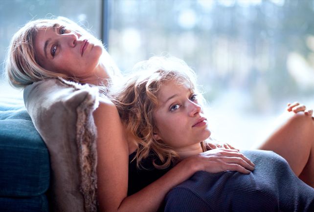 Valeria Bruni Tedeschi y Nadia Tereszkiewicz como Evelyne y Marion.