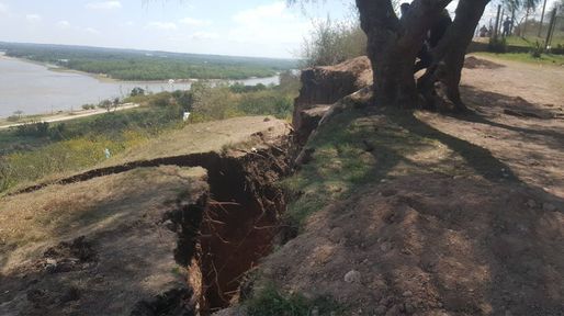 Diamante: desalojaron a 14 familias por el desmoronamiento