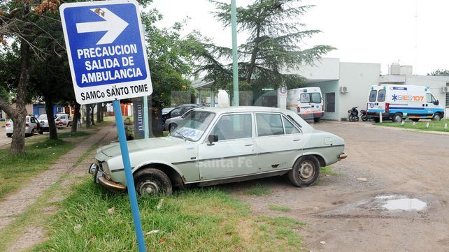 Una custodia policial acompaña a médicos para que ingresen al barrio Las Vegas en Santo Tomé