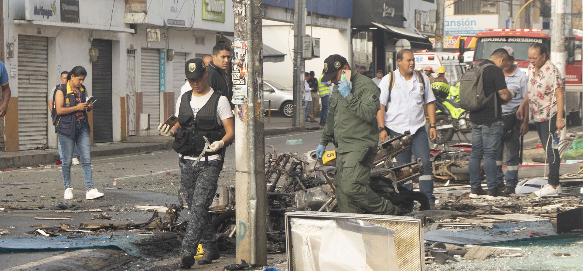 La policía inspecciona el lugar donde explotó una motocicleta bomba en Jamundí, Colombia, el miércoles 12 de junio de 2024. (AP Foto/César Quiroz) La policía inspecciona el lugar donde explotó una motocicleta bomba en Jamundí, Colombia, el miércoles 12 de junio de 2024. (AP Foto/César Quiroz)