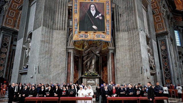 El Papa Francisco canonizó a Mama Antula este domingo.