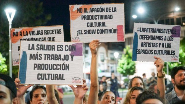 Distintas ramas del arte repudian el DNU