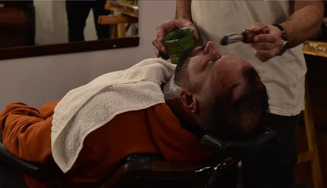 Las barberías brindan otros servicios como corte de barba, bigotes y estética de cejas, entre otros servicios.