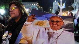 Una multitud participa en vigilia en Buenos Aires por el Papa Francisco
