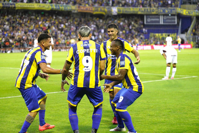 Los jugadores de Central festejan el gol de Campaz ante Lanús.