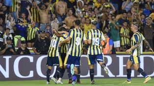 Los futbolistas canallas celebran el tanto de Malcorra, ante Godoy Cruz. Central llega con envión.