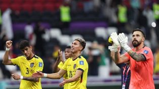 Galíndez festeja con sus compañeros tras el triunfo de Ecuador.