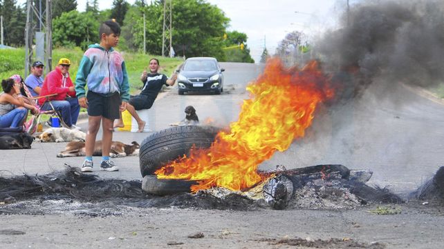 Lo que trajo la lluvia: Fuerte demanda de vecinos por ayuda social, cortes de calles y autoevacuados