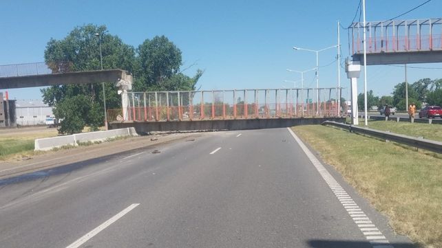El puente colapsó después de que un camión quiso pasar con una excavadora.&nbsp;