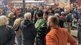 Protesta de jubilados en Olivos durante el asado organizado por Milei para los diputados que apoyaron el veto