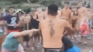 La pelea en el balneario El Codito duró alrededor de dos minutos por motivos desconocidos. No hubo heridos. (Foto: captura de video) &nbsp;