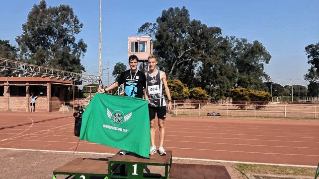 El santafesino Charly Johnson de Velocidad y Resistencia se impuso en la prueba de 3.000 metros elite del Run Festival.