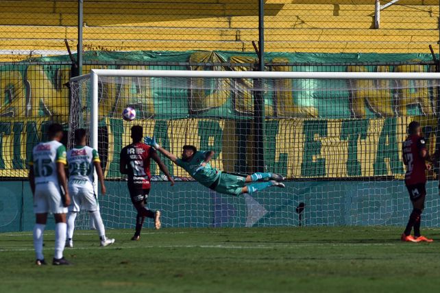 El arquero se estiró sin alcanzar el balón que Kevin Gutiérrez metió a la derecha. Defensa y Justicia le ganó a Newell