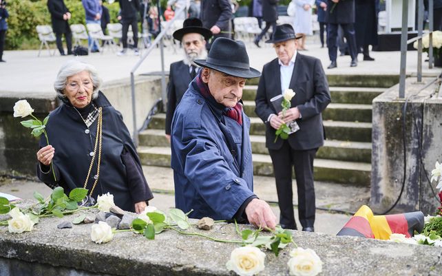 Franz Michalskis y su esposa Petra, testigos contemporáneos, depositan flores en el memorial Gleis 17 en Berlín, Alemania, el lunes 18 de octubre de 2021. Acto conmemorativo recordando el comienzo de las deportaciones de judíos de Berlín hace 80 años.