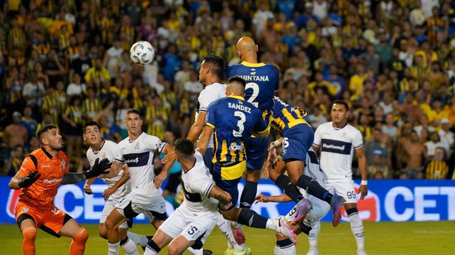 Carlos Quintana conecta de cabeza para que Central se ponga arriba en el marcador, frente a Gimnasia.