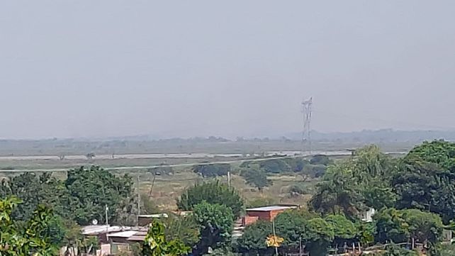 Fuerte olor a humo en la ciudad de Santa Fe proveniente de la zona de islas, agravado por el viento y el calor extremo