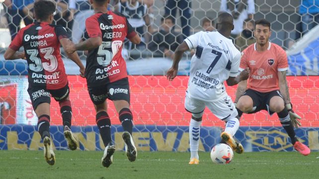 Carbonero toca a la derecha de Macagno y abre el marcador.