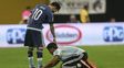 Messi tuvo un gesto de cariño con el fan que ingresó a la cancha a saludarlo.