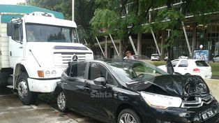 Al menos cinco vehículos protagonizaron un choque en cadena en avenida Alem