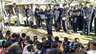 El pequeño director de la Banda Policial