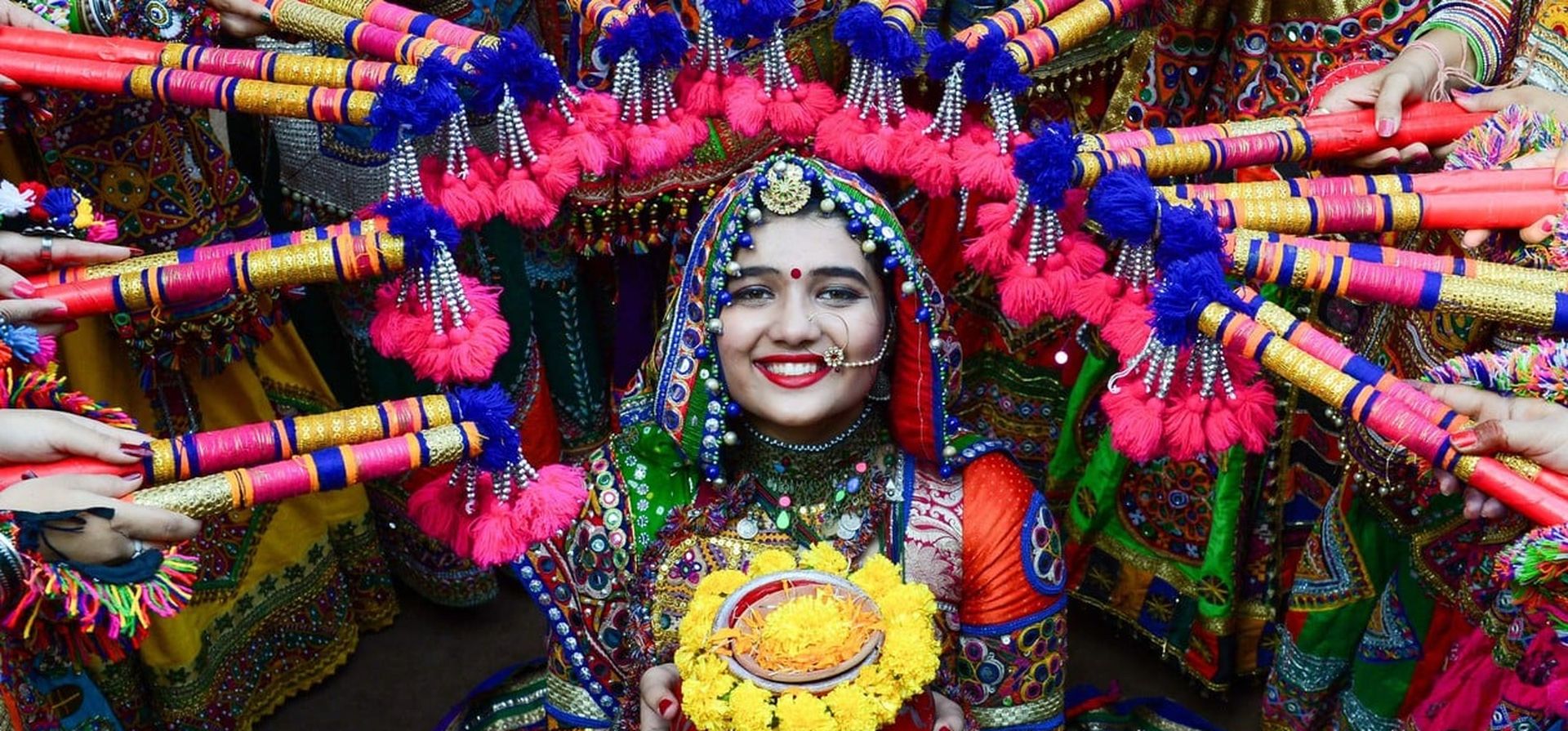 Mujeres visten vestidos tradicionales para actuar en un ensayo de danza "Garba" antes del festival hindú "Navratri" en Ahmedabad. Foto: Sam PANTHAKY / AFP Mujeres visten vestidos tradicionales para actuar en un ensayo de danza "Garba" antes del festival hindú "Navratri" en Ahmedabad. Foto: Sam PANTHAKY / AFP