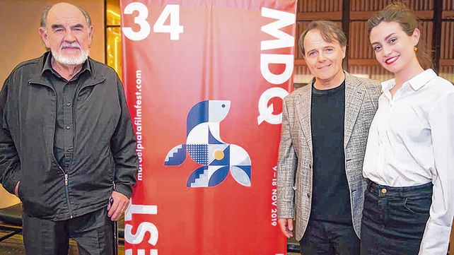 de estreno. El director local Néstor Zapata junto a los actores Luis Machín y Sol Zaragozi.&nbsp;
