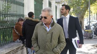 Fernando Whpei ingresando a los tribunales federales de calle Oroño