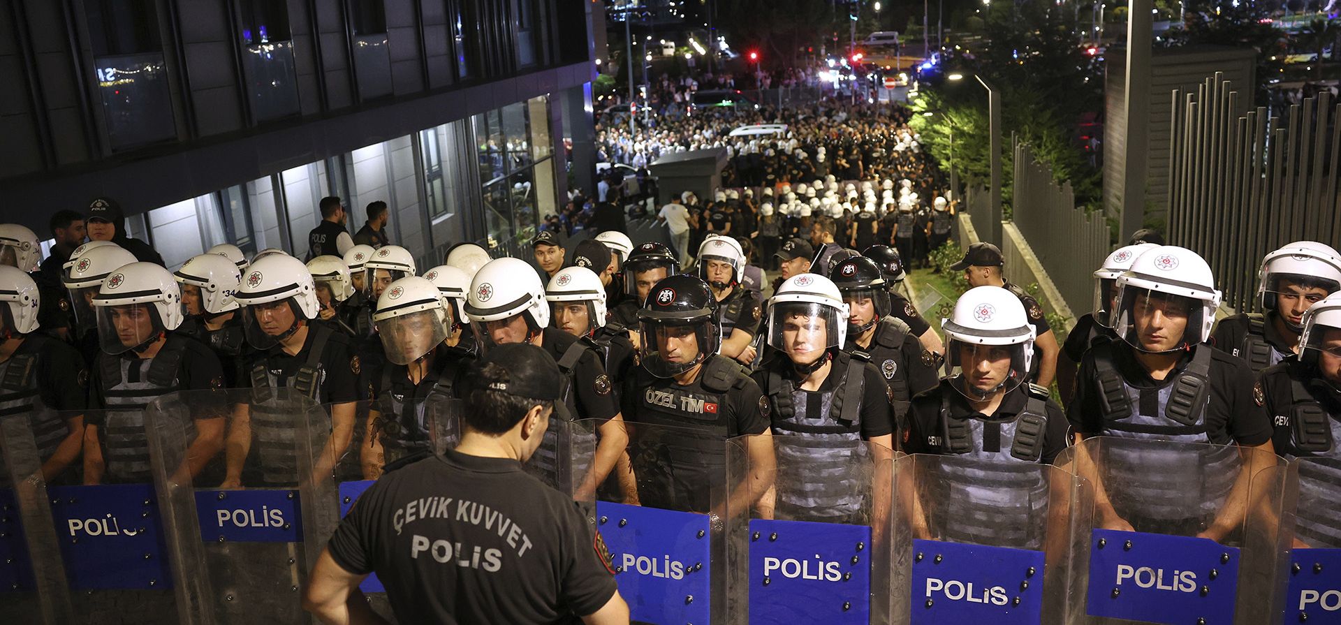 Policías turcos montan guardia ante la sede del principal partido de la oposición en Estambul, Turquía, el domingo 7 de septiembre de 2025. (AP Foto/Berk Ozkan) Policías turcos montan guardia ante la sede del principal partido de la oposición en Estambul, Turquía, el domingo 7 de septiembre de 2025. (AP Foto/Berk Ozkan)