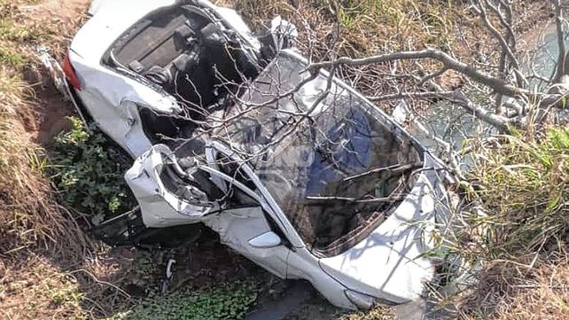Así quedó el automóvil luego del accidente cuando el conductor perdió el control a la madrugada