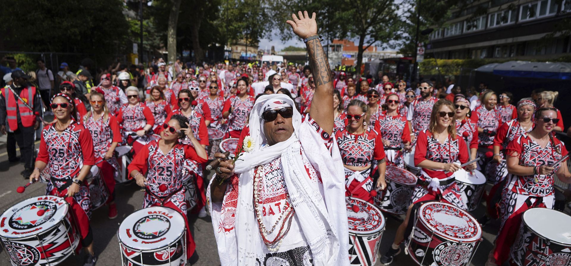 Los participantes pasan por Westbourne Park durante el desfile de adultos, parte de la celebración del Carnaval de Notting Hill en Londres, el lunes 28 de agosto de 2023. (James Manning/PA vía AP) Los participantes pasan por Westbourne Park durante el desfile de adultos, parte de la celebración del Carnaval de Notting Hill en Londres, el lunes 28 de agosto de 2023. (James Manning/PA vía AP)