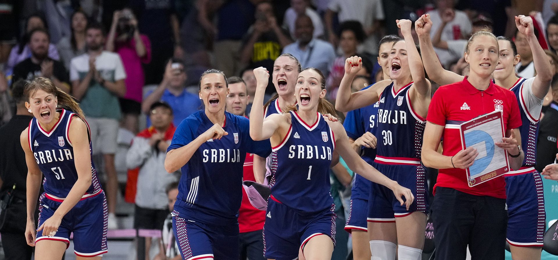 El banco de suplentes de Serbia celebra durante un partido contra China en el torneo de baloncesto femenino de los Juegos Olímpicos de Verano de 2024, el miércoles 31 de julio de 2024, en Villeneuve-d'Ascq, Francia. (Foto AP/Mark J. Terrill) El banco de suplentes de Serbia celebra durante un partido contra China en el torneo de baloncesto femenino de los Juegos Olímpicos de Verano de 2024, el miércoles 31 de julio de 2024, en Villeneuve-d'Ascq, Francia. (Foto AP/Mark J. Terrill)
