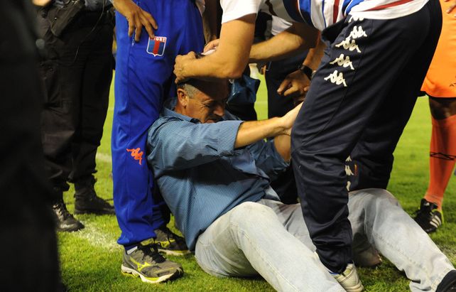 Gustavo Alfaro recibió un proyectil que partió de la platea, pero decidió que el partido continúe.