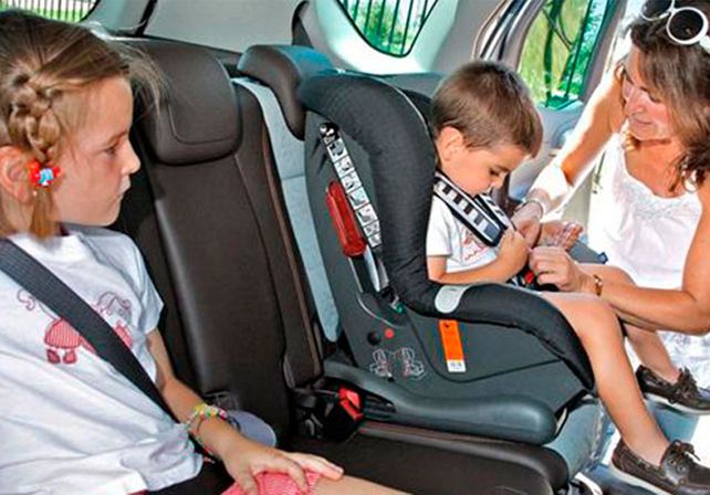 Se abre el debate sobre el uso de sillas para los chicos en los autos