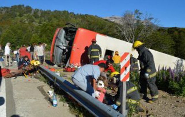 Personal médico atiende a las víctimas del accidente ocurrido cerca del lago Falkner. (Foto: gentileza diario La Mañana)