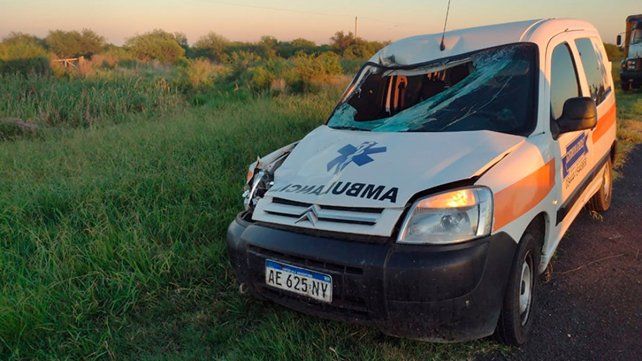 Un hombre murió tras ser chocado por una ambulancia y arrollado por un camión.