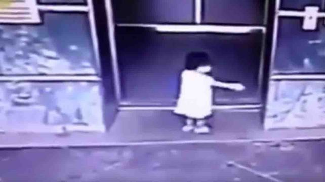 Una madre salvó a su hija de las puertas del ascensor con una patada voladora