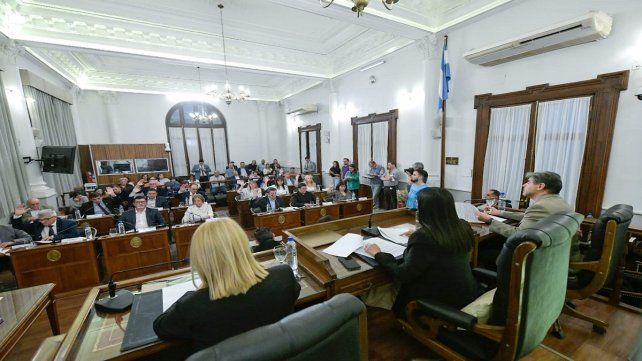 La sesión terminó con 8 votos positivos y 8 negativos