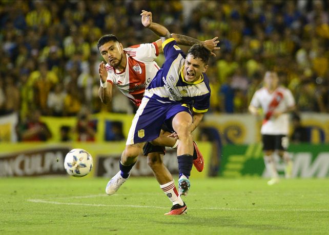 Martínez Dupuy se exige al máximo, ante la férrea marca del chile Paulo Díaz. Con él y González Pirez tuvo un duelo constante.