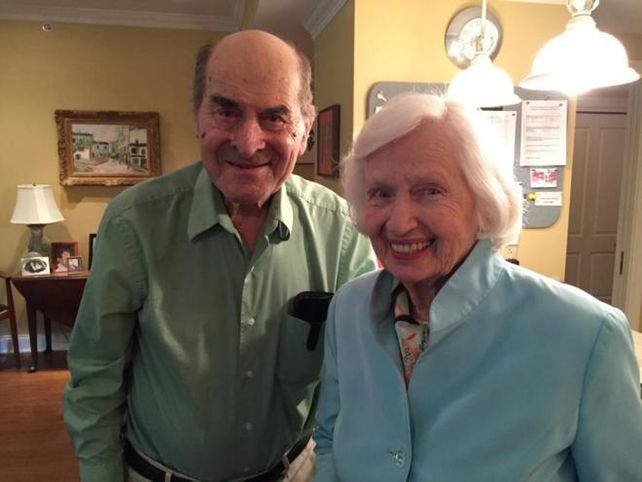 Providencial. El cirujano Henry Heimlich (96) junto a Patty Ris (87).