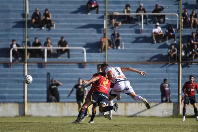 Tremendo cabezazo de Vranjicán para el tercero charrúa.