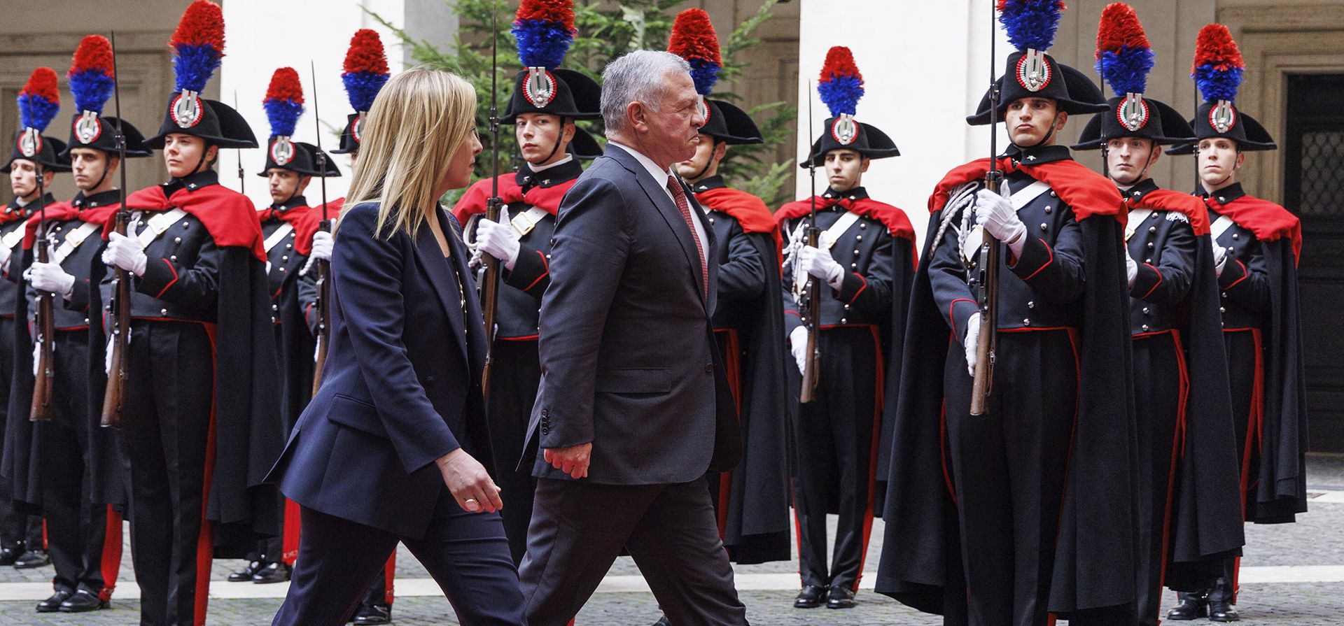 El rey Abdullah II bin Al Hussein de Jordania, y la primer ministro italiana, Giorgia Meloni, revisan la guardia de honor con motivo de su reunión en el Palacio Chigi, en Roma, el lunes 5 de diciembre de 2022. (Roberto Monaldo/LaPresse vía AP)