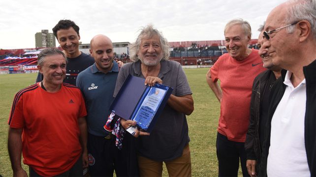 Murió el Trinche Carlovich, el ídolo charrúa que fue golpeado en forma salvaje en un intento de robo