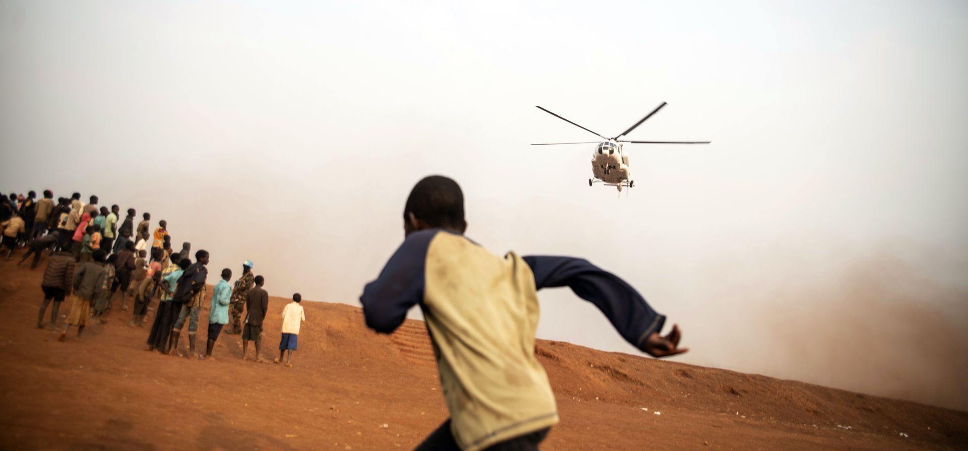 Un niño corre hacia el helicóptero de las Naciones Unidas que transportaba al Secretario General Adjunto de Operaciones de Paz, Jean Pierre Lacroix, antes de que aterrice en Bunia, en el este del Congo. Lacroix reemplazó al Secretario General de la ONU, Antonio Guterres, quien tuvo que cancelar el visita de tres días a la región y regreso a Nueva York en vista de la situación en Ucrania.