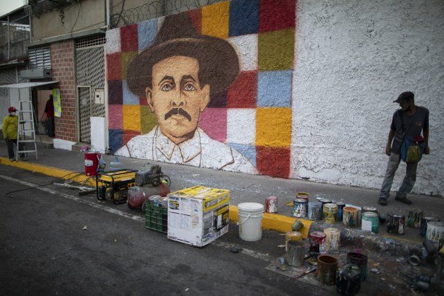 Un mural del beato Hernández en un barrio popular de Caracas. Los venezolanos quieren que sea consagrado santo. 