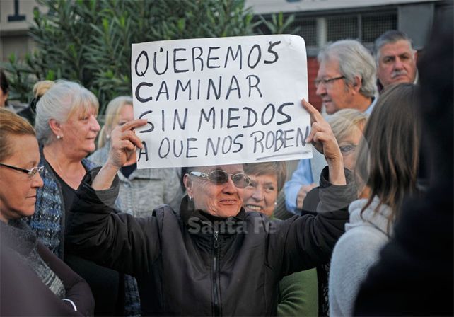 El deseo. En la primera marcha salieron a la calle con carteles y plasmaron la intención que persiguen / Foto: Manuel Testi - Uno Santa Fe