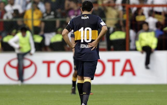 De espaldas al juego. Riquelme tuvo un rendimiento muy flojo en México. Sólo Orion pareció salvarse de las críticas en la derrota por 3 a 2 frente a Toluca.