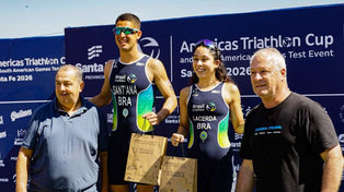 El intendente Poletti junto a los ganadores de la competencia desarrollada en Santa Fe.