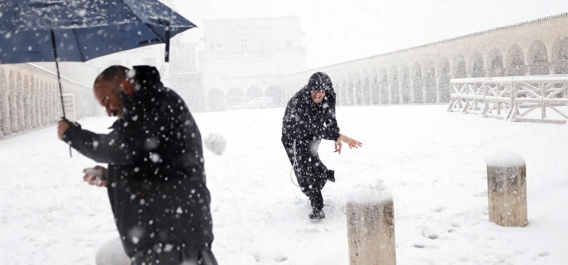 Asís, Italia. Un fraile lanza una bola de nieve durante una fuerte nevada. Fotografía: Sala Stampa Sacro Convento Assisi/Reuters